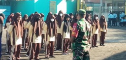 Babinsa Koramil 0816/06 Tanggulangin Mlaks Kegiatan Pelatihan Baris berbaris PBB Di SMS Al- Islamiyah