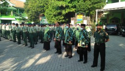 Kapten Inf Moh.Said Serta Babinsa Koptu Ikwan Ikut Andil Dalam Masa Perkenalan Lingkungan Sekolah Kepada Peserta Didik Baru