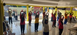 Serma Edi Babinsa Koramil 0816/05 &amp; Bhabinkamtibmas Aipda Rully melaksanakan Pendampingan Kegiatan Senam Karang Werda Desa Kebaron
