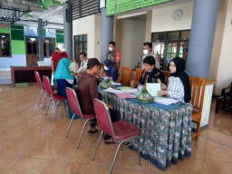 Babinsa Koramil 0816/05 Pelda Marjuki Dampingi Pembagian Sertifikat PTSL Kepada Warga Desa Gelang
