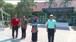 BABINSA KORAMIL 0816/05 MELATIH TATA UPACARA DALAM RANGKA HUT RI KE 77