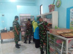 TNI Bersama Dinas Perpustakaan Benahi Perpustakaan Desa Rejeni