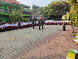 Satgas TMMD ke 114 Kodim 0816/Sidoarjo ikuti upacara bendera di SD Al- Ishlah Rejeni Kec. Krembung Sidoarjo