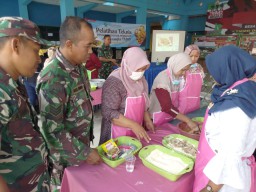 Satgas TMMD Sidoarjo ikuti Pelatihan Teknis Pengolahan Hasil Perikanan Pada Warga Desa Rejeni