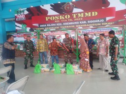 TNI dan Dinsos Sidoarjo serahkan baksos sembako pada warga rejeni