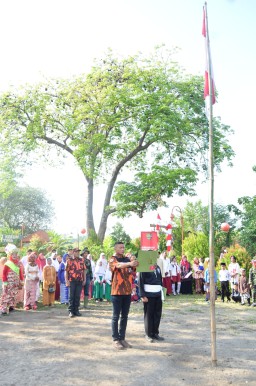 UPACARA KEMERDEKAAN RI KE 77 DI PUNDEN LELUHUR DAN MENGGUNAKAN DAUR ULANG SERTA ADAT