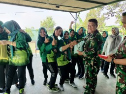 Anggota Ramil 0816/07 Krembung Beserta Anggota Persit Ranting 08/ Krembung Adakan Lomba Meriahkan HUT RI ke 77 tahun 2022