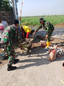 TNI Bersama Warga Desa Rejeni Gotong Royong Bangun Pamsimas
