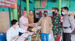 Babinsa Dampingi Penyaluran BLT-DD Pada Warga Desa Penatarsewu Kec Tanggulangin Kab Sidoarjo
