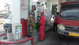 Anggota Koramil 0816/06 Tanggulangin Mlaks Patroli Pemantauan Di SPBU Pasca Penyesuaian Harga BBM
