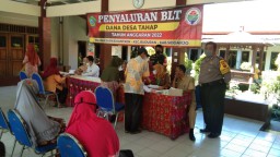 Babinsa Koramil 0816/03 Buduran menghadiri penyaluran BLT - DD