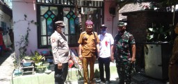 Kapten Inf Moh. Said Dampingi Bupati Sidoarjo Serahkan Bantuan untuk Korban Kebakaran di Desa Kepadangan, Kecamatan Tulangan