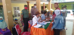 Babinsa Serma Edi &amp; Aipda Rully Bhabinkamtibmas Pantau Langsung Penyaluran BLT BBM Bulan September 2022