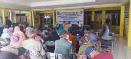 Babinsa &amp; Bhabinkamtibmas Dampingi Penyaluran BLT-DD Tahap III TA.2022 Pada Warga Desa Kebaron Kec Tulangan, Kab Sidoarjo
