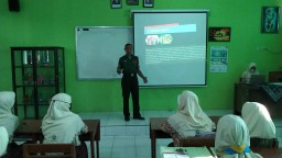 Babinsa Koramil 0816/13 wonoayu Berikan Materi Wasbang Kepada Siswa-Siswi SMA N 1 Wonoayu