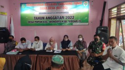Serda Andre Babinsa Desa Popoh Ramil 0816/13 Dan Babinkamtibmas Dampingi Pembagian BLT-DD Thn 2022