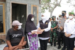 Kunker Gubernur Jatim Dan Rombongan Forkopimda Dalam Rangka Penyerahan Bantuan RTLH Di Desa Kedung Banteng Kec. Tanggulangin Kab. Sidoarjo