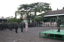 Kasdim 0816/Sidoarjo Pimpin Upacara Bendera 17-an bulanan