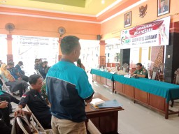 Danramil 0816/16 Waru Berikan Materi Bela Negara Pada Warga Waru