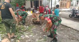 Anggota Koramil 0816/03 Buduran kerja bhakti bersama warga akibat dampak bencana alam angin puting beliung