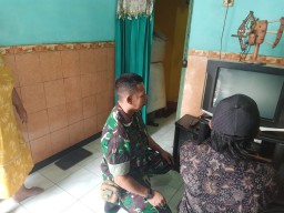 Dukung program pemerintah Babinsa Koramil 0816/12 Prambon bagikan Set Top Box STB