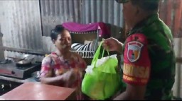 Saling Berbagi, Babinsa Koramil 05/Tulangan Blusukan Ke Dapur Warga - Berikan Bantuan Sembako ke Warga Kurang Mampu