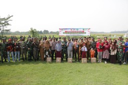Sidoarjo Guyup Rukun TNI Bersama Warga Bersihkan Sungai di Desa Krembangan Taman