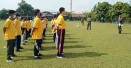 Babinsa Koramil 0816/06 Tanggulangin Mlaks Kegiatan Bela Negara Dengan Pelatihan Baris berbaris PBB Terhadap Siswa-wi SMP Katolik Sidoarjo