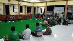 Babinsa 0816/13 Mengikuti Rapat Serah Terima Pergantian Ketua Pengurus TPST Desa Pilang