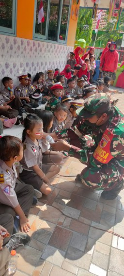 Momentum Hari Pahlawan, Babinsa Koramil 0816/15 Sukodono Tanamkan Rasa Cinta Tanah Air Paud dan TK Dharma Wanita Persatuan Suko