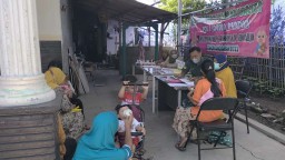 BANTU PENINGKATAN KESMAS BABINSA DESA PLAOSAN RAMIL 0816/13 WONOAYU DAMPINGI KEGIATAN POSYANDU