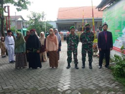 Babinsa Peltu Mujianto Irup Dalam Upacara Hari Pahlawan 10 November 2022 di wilayah binaanya.