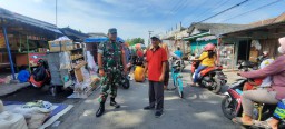 Babinsa Koramil 0816/13 Wonoayu Ikut Penertiban Pedagang Pasar Perumtas