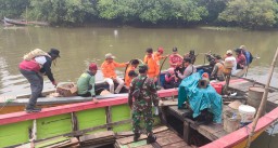 Antisipasi Bencana Banjir Danramil 06/Tanggulangin Bersama Forkopimka Lakukan Penelurusan Sungai Di Dusun Kali Alo
