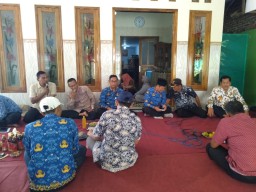 Babinsa Koramil Tulangan Hadiri Pertemuan Rutin Paguyuban Kepala Desa Se Kecamatan Tulangan
