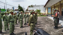 Babinsa Ramil 0816/13 Dan Babinkamtibmas bersinergi Latih PBB Linmas Desa Pilang  