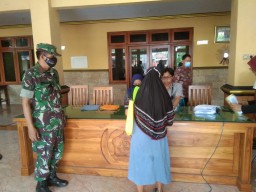 Babinsa Koramil 05/Tulangan Serka Nur Asandi Lakukan Pendamping Penerimaan BLT Dinsos