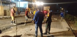 Babinsa Koramil 0816/05 Tulangan Patroli Malam Cek Lokasi Pembangunan Jalan Wilayah Teritorialnya