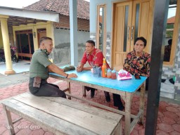 Manfaatkan Warung Kopi, Babinsa Ramil 0816/13 Melaksanakan Komsos Bersama Warga Desa