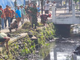 KORAMIL 0816/16 WARU KODIM 0816 MENGGELAR BAKTI GOTONG ROYONG PEMBERSIHAN SALURAN AIR DI DESA NGINGAS KEC. WARU, SIDOARJO