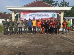 Koramil 0816/12 Prambon menggelar kegiatan Karya Bhakti Gotong Royong bersama Mitra dan masyarakat Desa Jatikalang