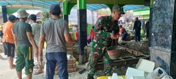 Anggota Koramil 0816/11 Tarik Bersama Warga Desa Segodobancang Melaksanakan Gotong Royong Bangun Masjid