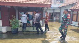 Danramil 0816/06 Tanggulangin Bersama Forkopimka Tanggulangin Meninjou Lokasi Genangan Air Di Desa Kedung Banteng