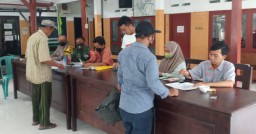 Babinsa Desa Ketapang Sertu Sunarto Melaksanakan Giat Pendampingan Penyaluran Dana BLT