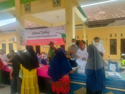 Bantu Kelancaran dan Keamanan, Babinsa Ramil 0816/13 Wonoayu Dampingi Penyaluran Dana BLT