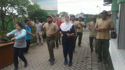 Babinsa Desa Keboharan Kecamatan Krian Kabupaten Sidoarjo ikut dalam Senam Kesegaran Jasmani SKJ Bersama.