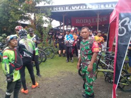 Serma Sukardi Babinsa Koramil 0816/05 Monitoring Pengamanan Gowes sidoarjo Dengan Tema ANNI VERSARI KPXI SIDOARJO