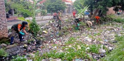 Budaya Gotong Royong Anggota Koramil 0816/06 Tanggulangin Sedang Bersihkan Aliran Sungai