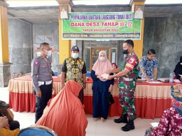 Pastikan Berjalan Lancar, Babinsa Ramil 0816/13 Wonoayu Dampingi Penyaluran BLT Dana Desa