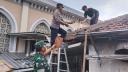 PASCA BENCANA ANGIN KENCANG DAN PUTING BELIUNG, KORAMIL 0816/16 WARU GELAR KERJA BAKTI PERBAIKAN FASUM DESA MEDAENG
